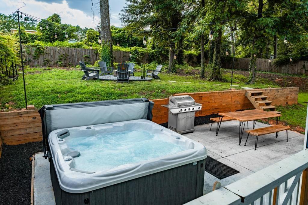Large Modern Home Centrally Located With Hot Tub Atlanta Exterior photo